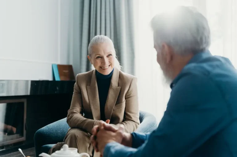 Deux seniors discutant lors d'un premier rendez-vous