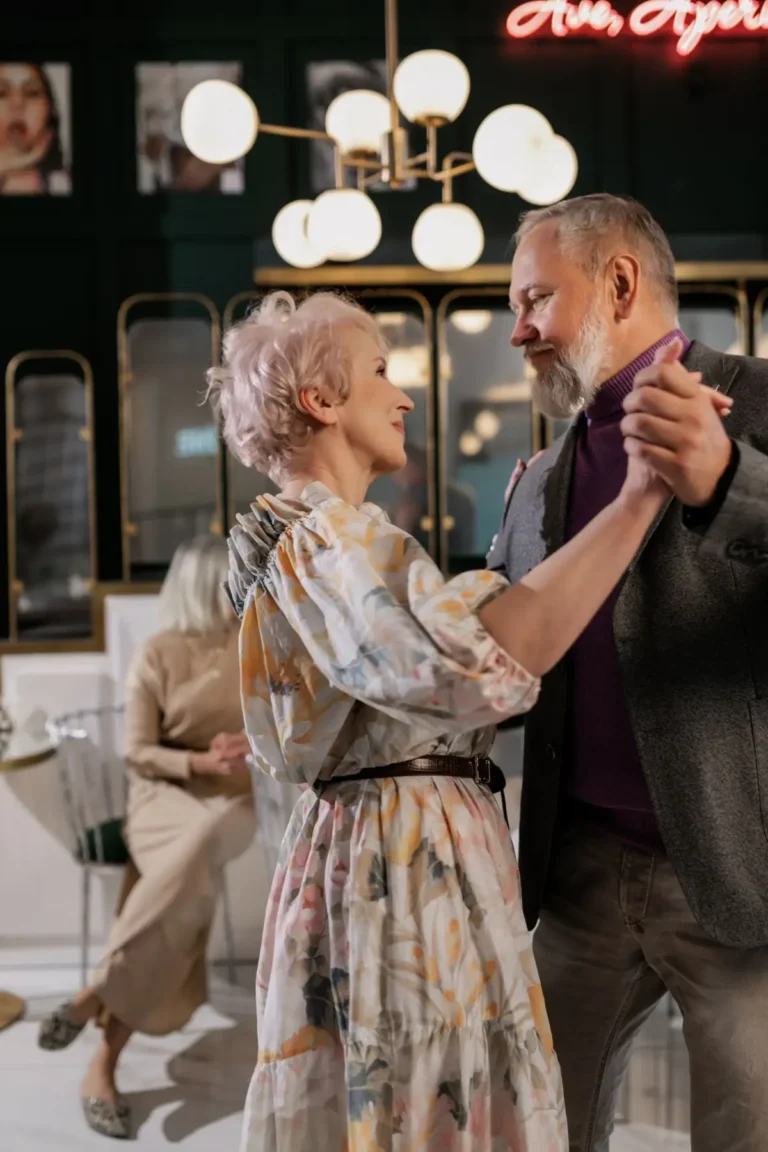 Couple de seniors dansant dans un café