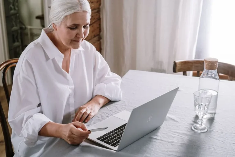 Femme senior utilisant un ordinateur portable à la maison